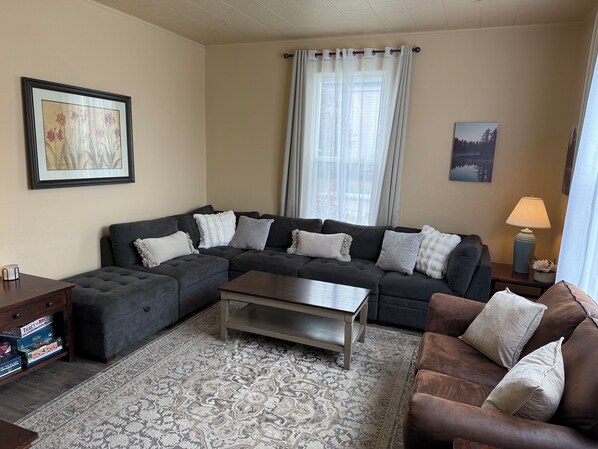 Smart TV, fireplace, stereo, computer monitors