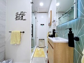 Dusche, Haartrockner, Handtücher, Shampoo