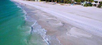 Charming Ground Level Resort Style 3unit condo unit B a few steps from the beach