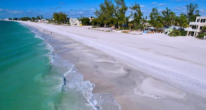 Charming Ground Level Resort Style 3unit condo unit B a few steps from the beach