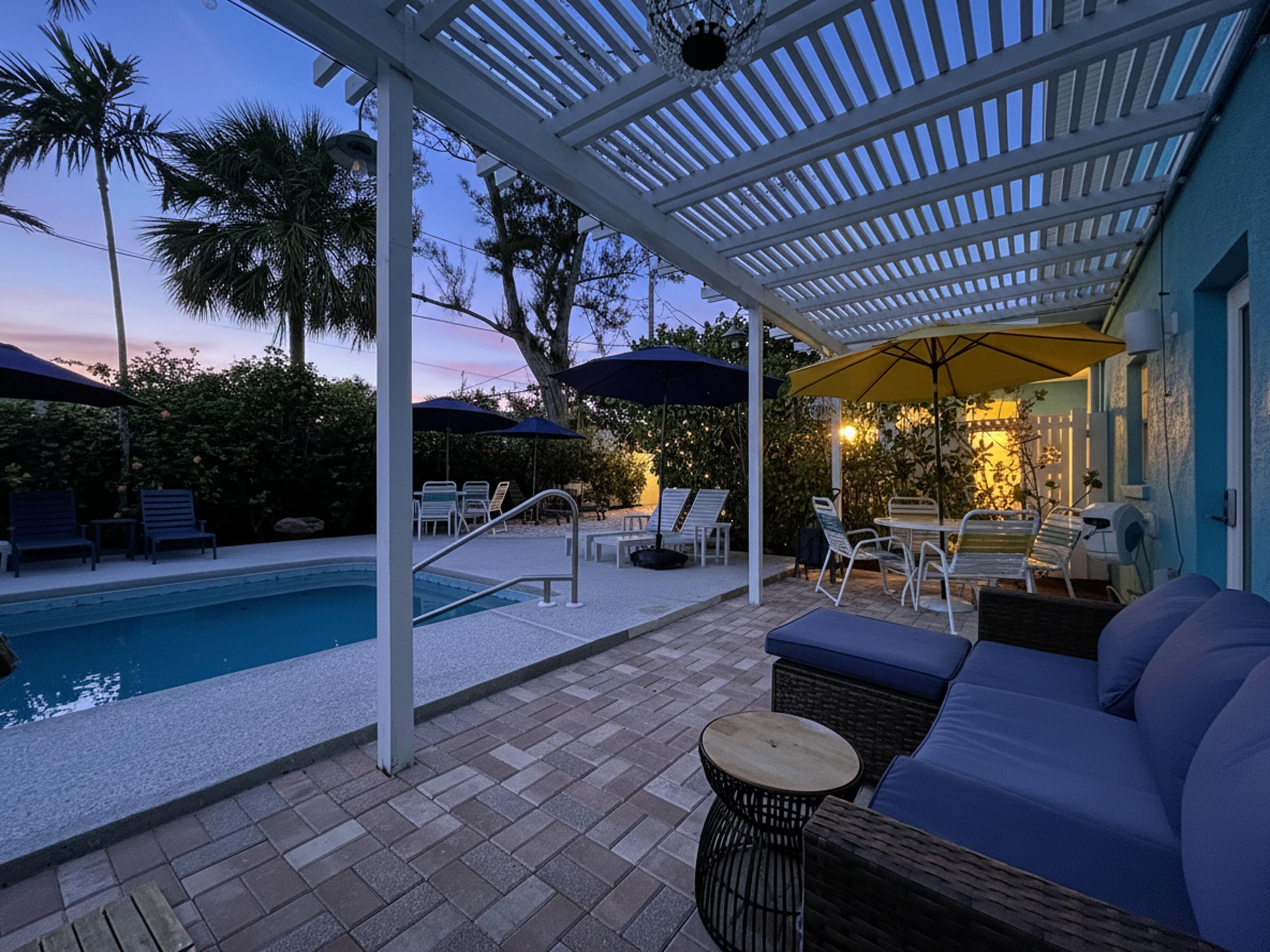 Alberca al aire libre y alberca climatizada