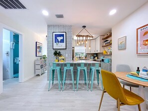 Jääkaappi, mikroaaltouuni, uuni, liesi