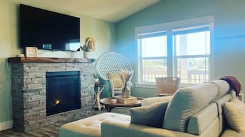 Smart TV, fireplace