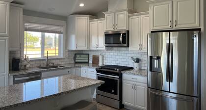 2 bedroom home family and pet friendly 0.5m from beach