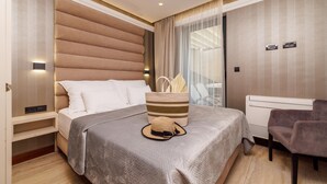 Une chambre à coucher moderne avec un grand lit, une table de chevet, une chaise et une fenêtre avec des rideaux.