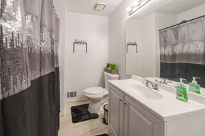 Ensemble douche/baignoire, sèche-cheveux, serviettes fournies, savon