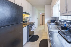 Fridge, microwave, oven, stovetop - Cozy Oasis, located 20 minutes from Atlanta airport✈️ (Jonesboro)