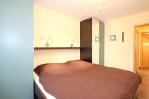 2 bedrooms, iron/ironing board, WiFi