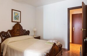 3 bedrooms, travel cot, free WiFi, bed sheets