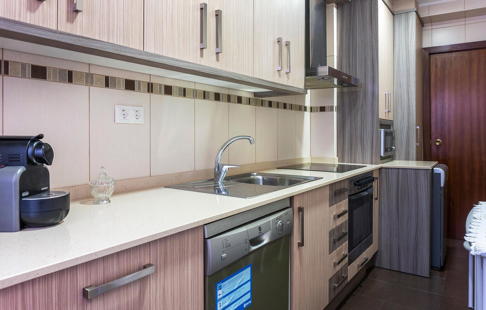 Refrigerador, horno, placa de cocina, lavavajillas