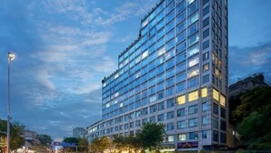 Un moderno edificio de gran altura con varios pisos y amplias ventanas.