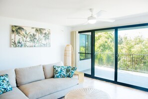 Smart TV - Shaws Bay Getaway- Ocean View Tropical Oasis (East Ballina)