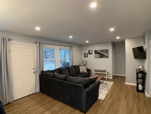 TV connectée, livres, chaîne hi-fi