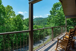 Property grounds - 🌲Comfy Cozy Hilltop Cabin🏡 Hot Tub🔥Fast Wifi ☀️View 🌙Quiet ✨Near Dollywood (Sevierville)