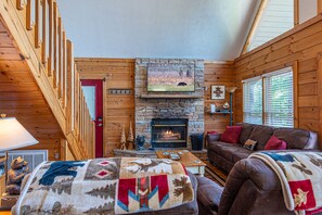 Smart TV, fireplace - 🌲Comfy Cozy Hilltop Cabin🏡 Hot Tub🔥Fast Wifi ☀️View 🌙Quiet ✨Near Dollywood (Sevierville)