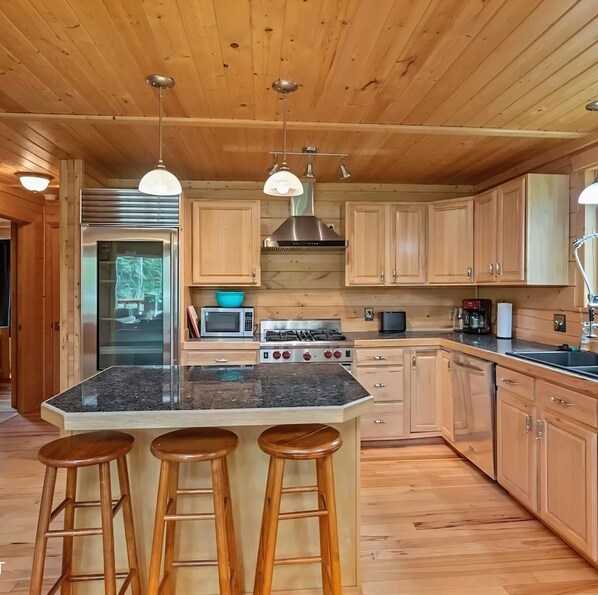 Fridge, microwave, oven, stovetop - Silver Salmon Lodge (Sterling)