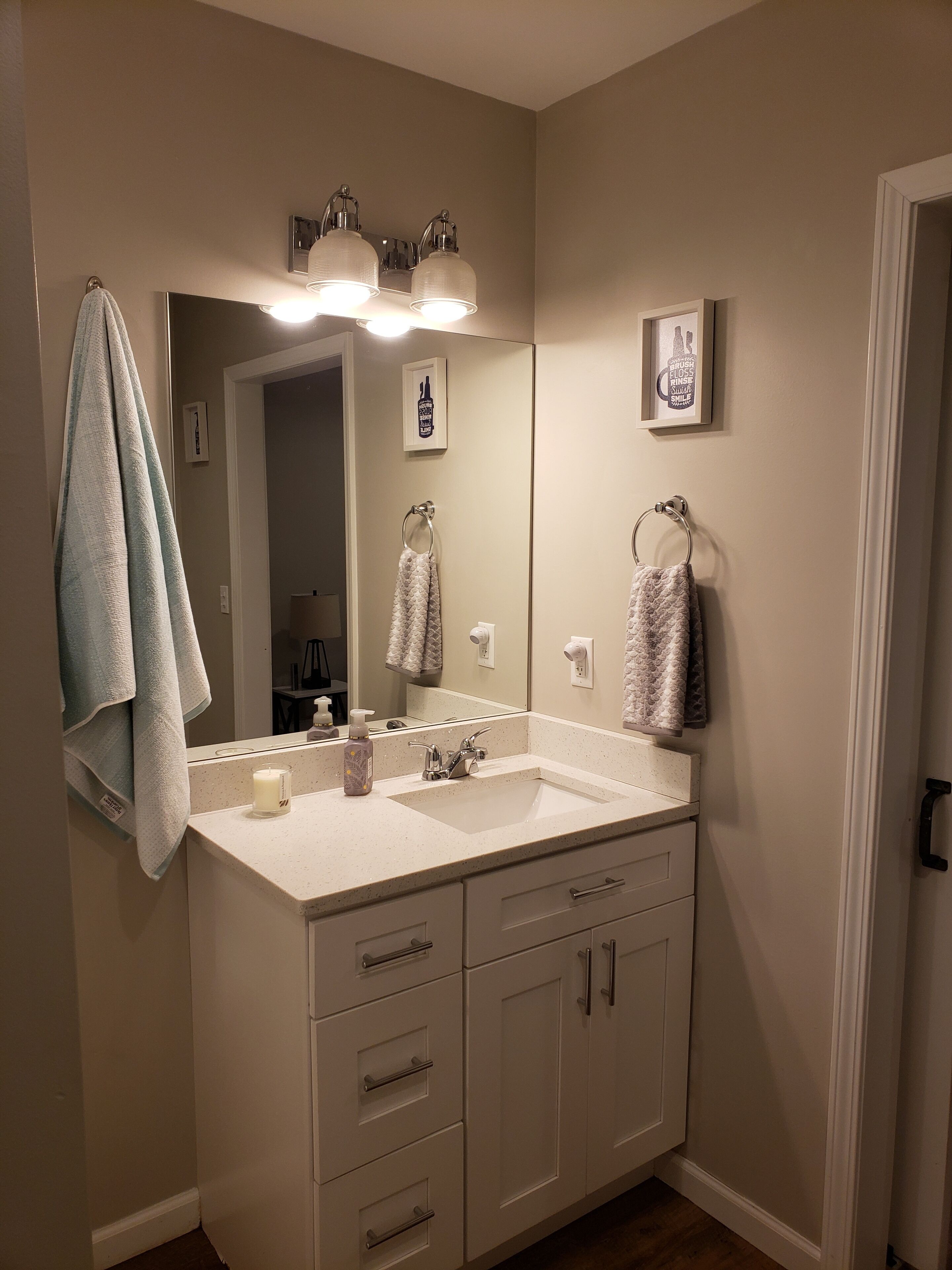 Douche, serviettes fournies, savon, papier toilette