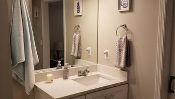 Douche, serviettes fournies, savon, papier toilette