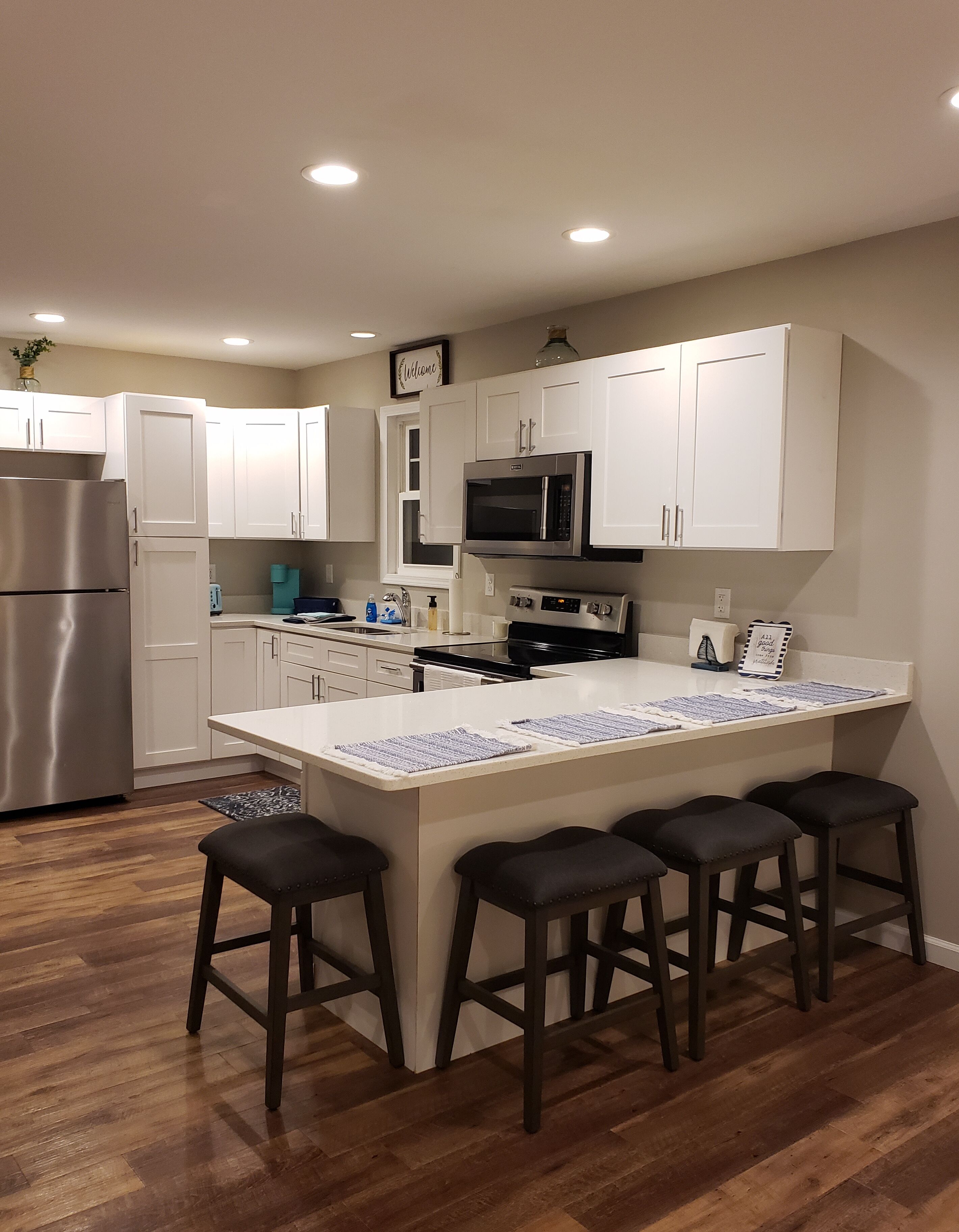 Kylskåp, mikrovågsugn, ugn och spishäll