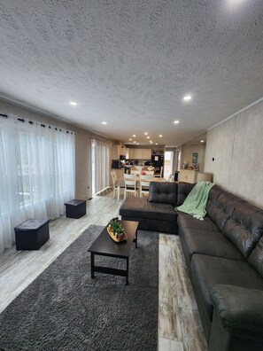 Smart TV, fireplace, video games, DVD player - Cozy Cabin with a Hot Tub! (Wisconsin Dells)
