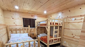 5 quartos, ferros/tábuas de passar roupa, berço de viagem