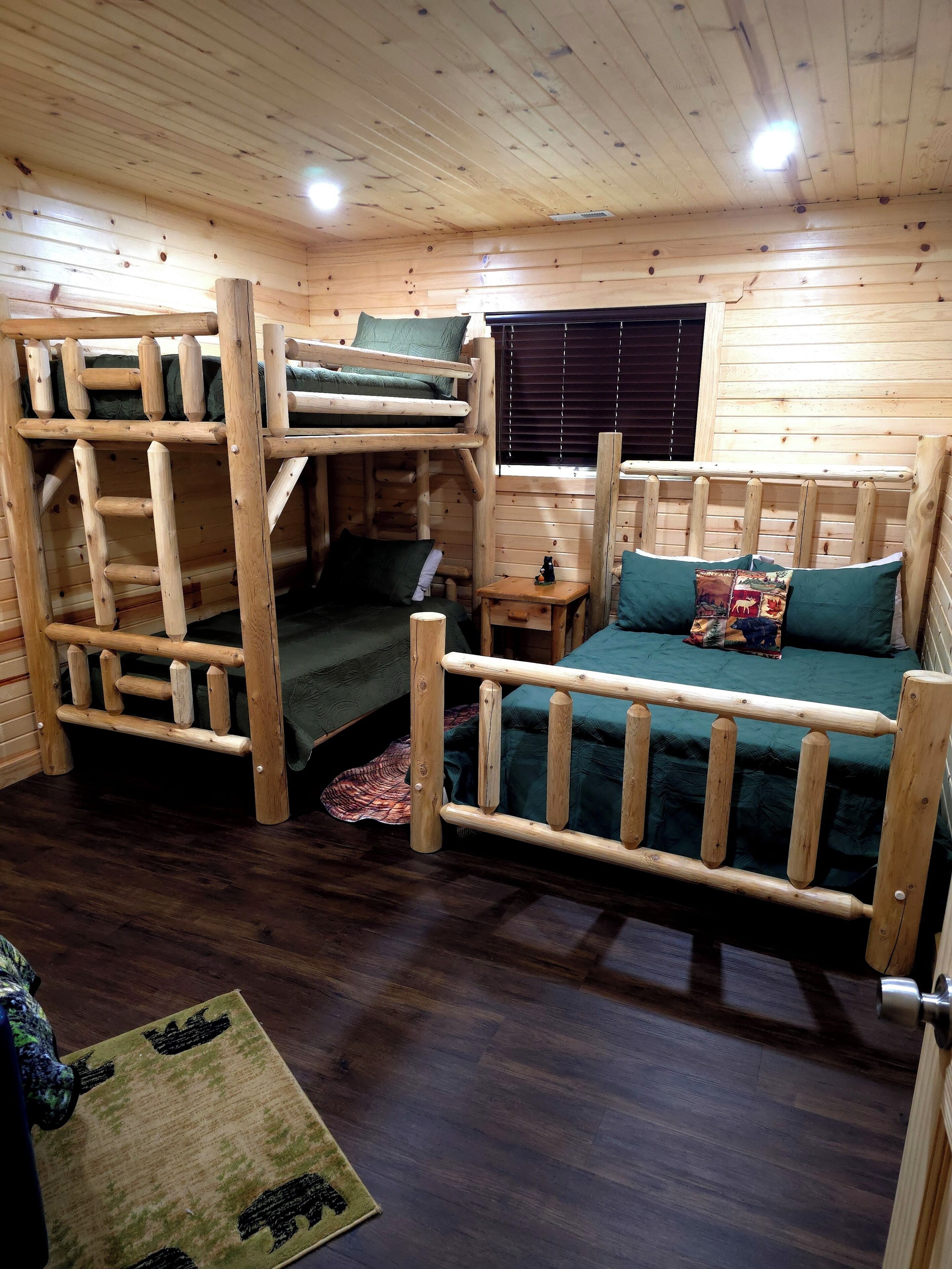 5 bedrooms, iron/ironing board, free WiFi, bed sheets