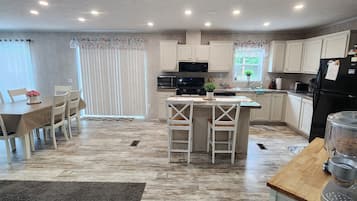 Geladeira, micro-ondas, fogão, cooktop