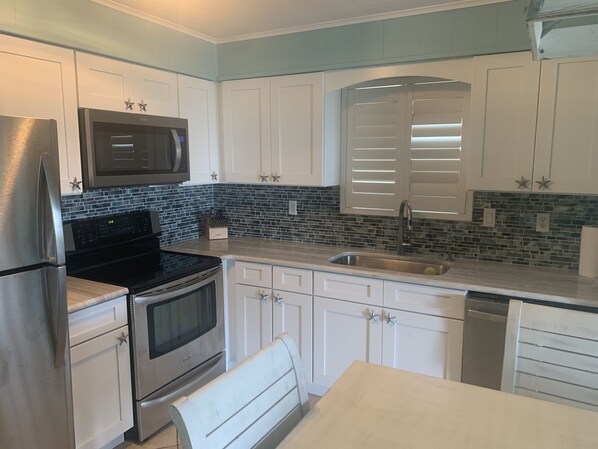 冰箱、微波炉、烤箱、炉灶