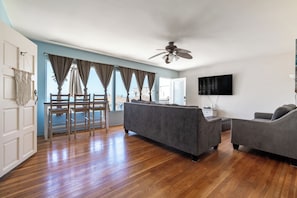 Smart TV, fireplace