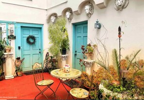 Outdoor dining - Private Cozy suite in Los Gatos -Saratoga walking distance to downtown.. (Monte Sereno)