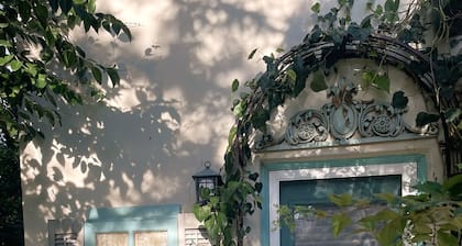 Private Cozy suite in Los Gatos -Saratoga walking distance to downtown..