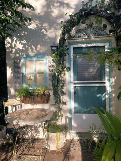 Private Cozy suite in Los Gatos -Saratoga walking distance to downtown..