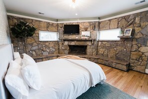 3 chambres, fer et planche à repasser, lit de bébé portatif