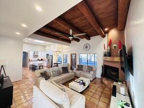 Smart TV, chimenea, monitor de computadora y impresora