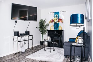 Una Smart TV, una chimenea, videojuegos