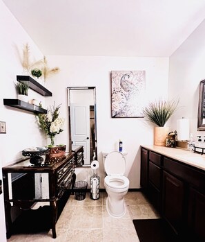 Combined shower/tub, jetted tub, hair dryer, towels - Upscale Abode  (Wichita)