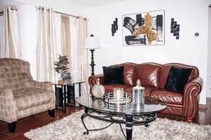 Una Smart TV, una chimenea, videojuegos