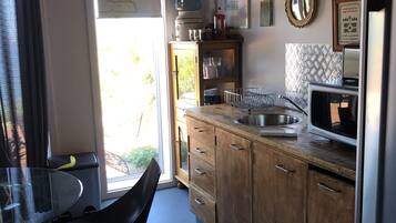 Kühlschrank, Mikrowelle, Wasserkocher mit Kaffee-/Teezubehör