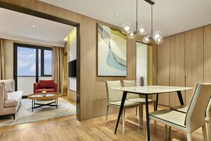 家庭套房, 1 张特大床 | 高档床上用品、遮光窗帘、隔音、免费 WiFi