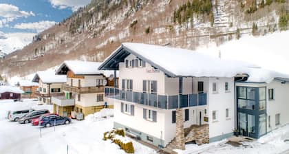 Wohnung mit Terrasse, umgeben von Bergen