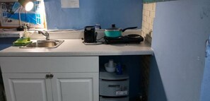 Refrigerador, microondas, parrilla de estufa y utensilios de cocina 