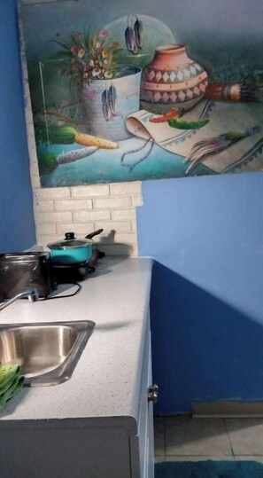 Refrigerador, microondas, parrilla de estufa y utensilios de cocina 