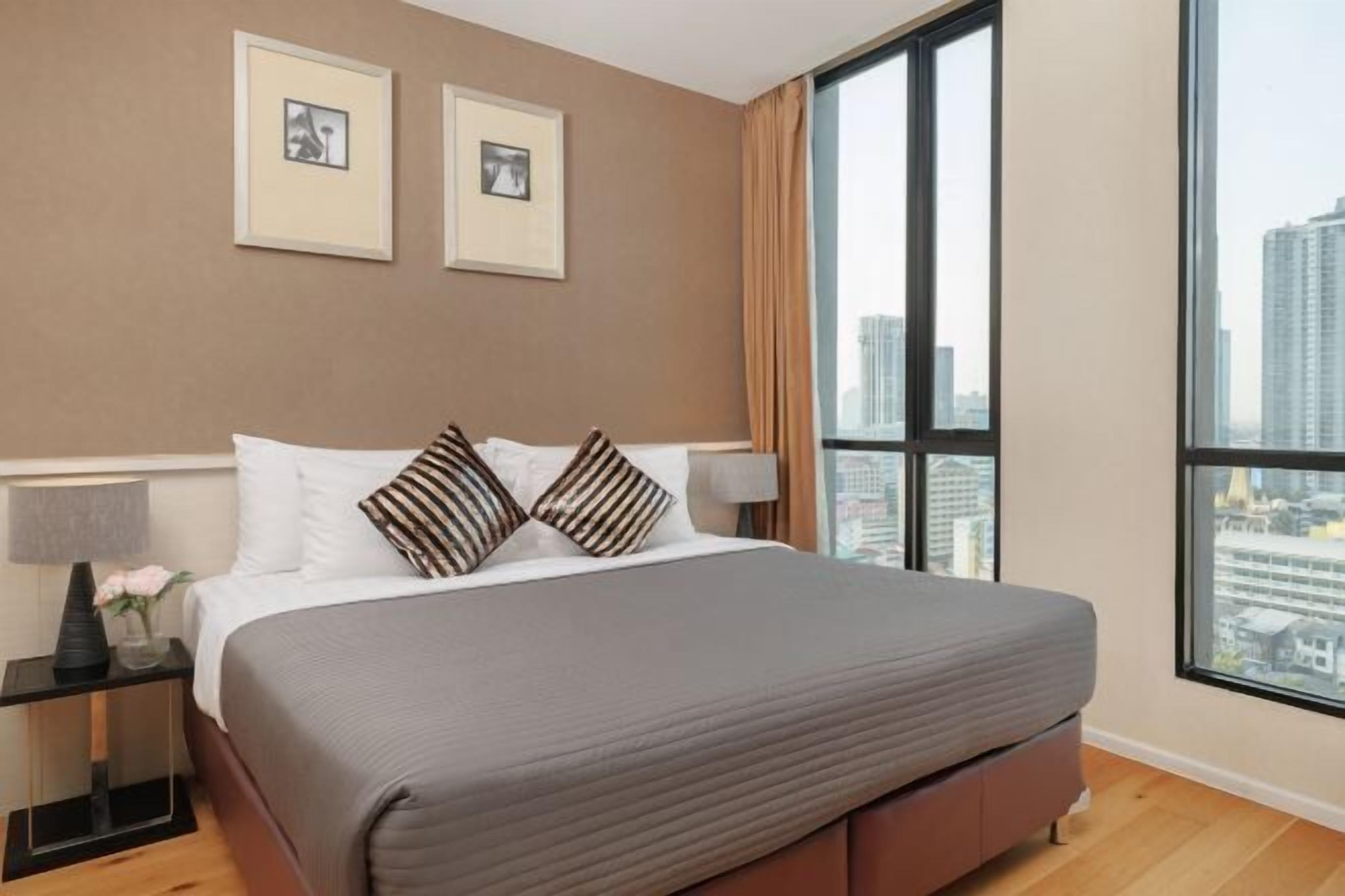 Coffres-forts dans les chambres, fer et planche à repasser