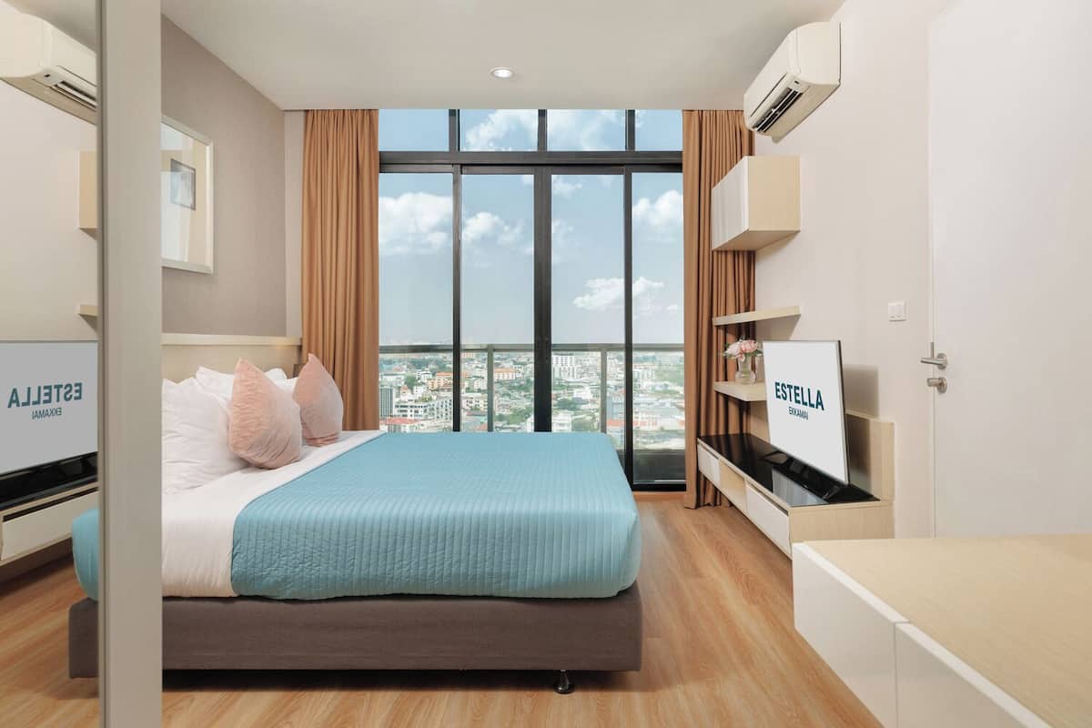 Deluxe Suite, 2 Bedrooms | 1 bedroom, in-room safe, iron/ironing board, bed sheets