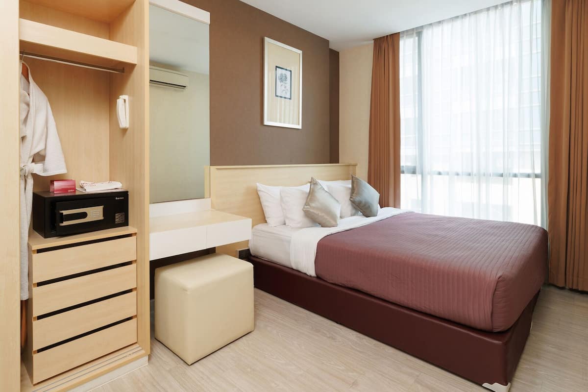 Classic Room, 1 Queen Bed | 1 bedroom, in-room safe, iron/ironing board, bed sheets
