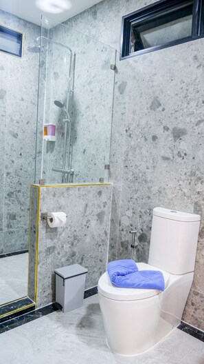 Badewanne, Haartrockner, Bidet