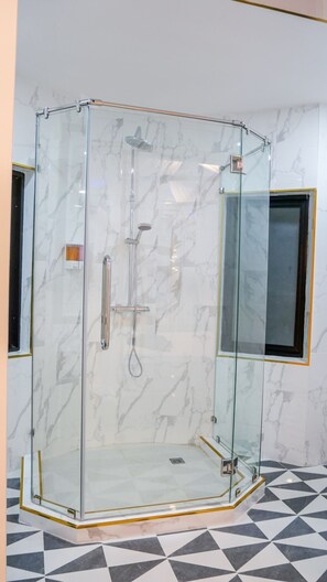 Bathtub, bidet - Exquisite Pool Villa K - Pattaya 6BD Pool Villa (Pattaya)