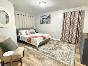 3 bedrooms, desk, iron/ironing board, travel cot - Modern 3BR Family Retreat • Fire Pit • Pet Friendly (Decatur)