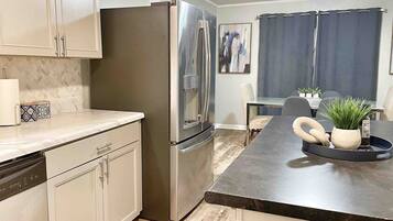 Jääkaappi, mikroaaltouuni, uuni, liesi