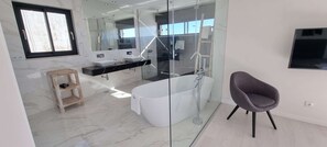 Badewanne, Haartrockner, Handtücher